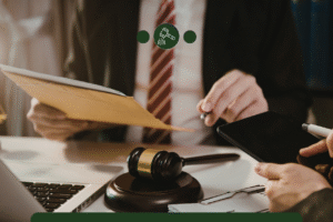 Análise estratégica de processo para cobrança judicial de dívida. Advogados do Delfino e Sardinha revisam provas documentais e utilizam ferramentas digitais e físicas na mesa de trabalho.